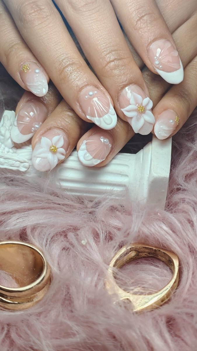 Uñas con flores 3D blancas