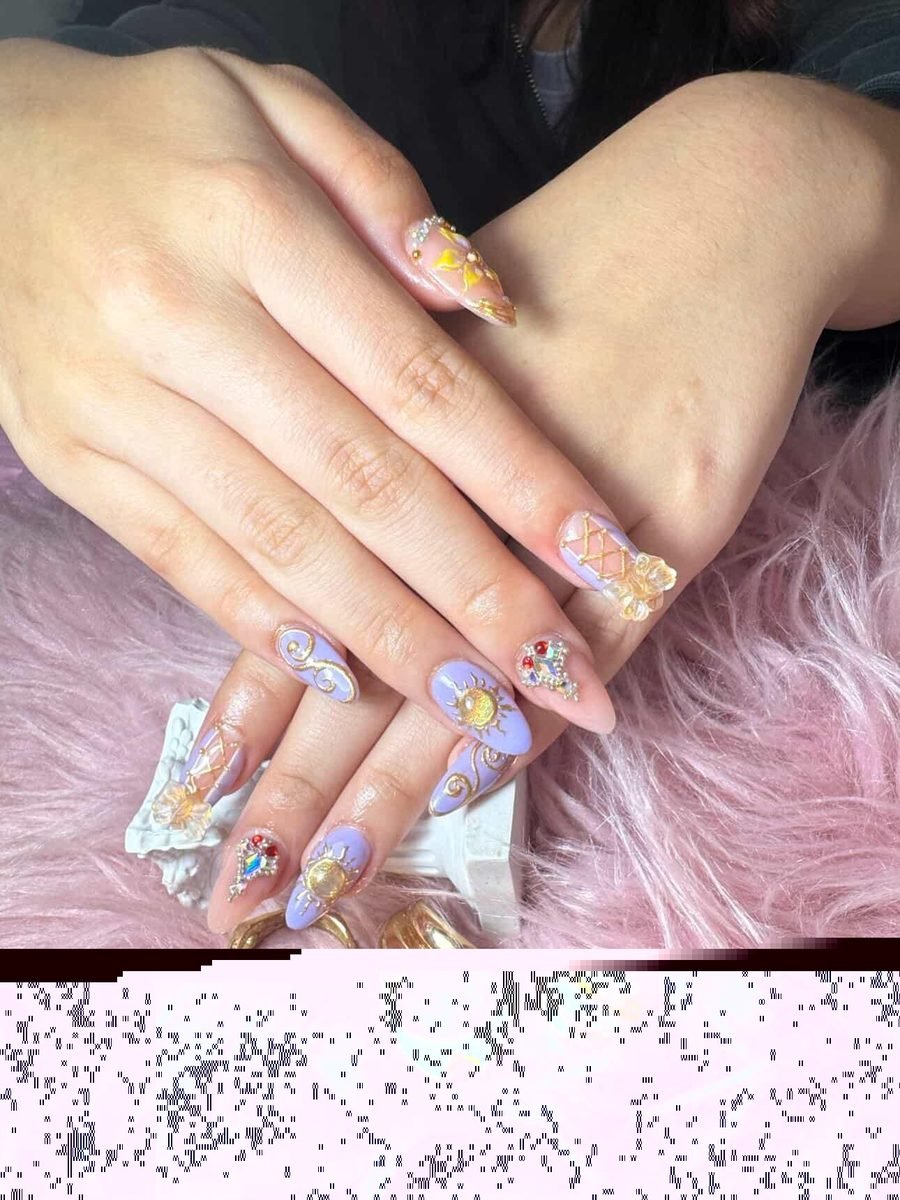 Uñas lavanda con detalles dorados y sol - nail art Innova Beauty