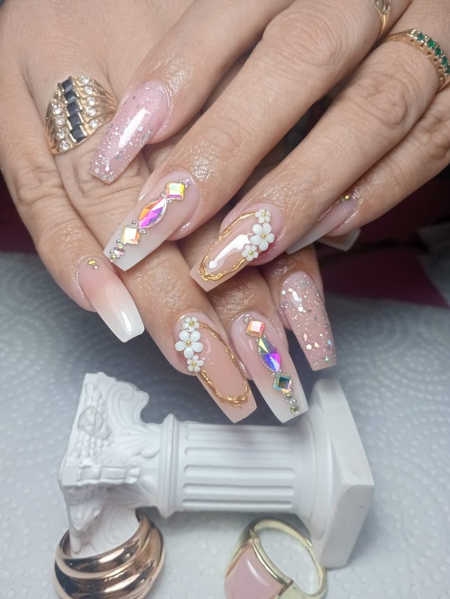 Nail art con cristales y diseño elegante - Innova Beauty CDMX