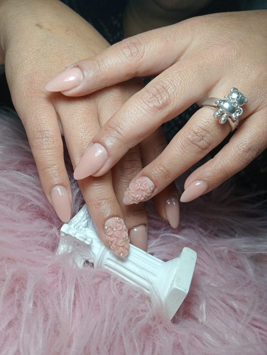 Uñas nude con flores 3D rosas y cristales