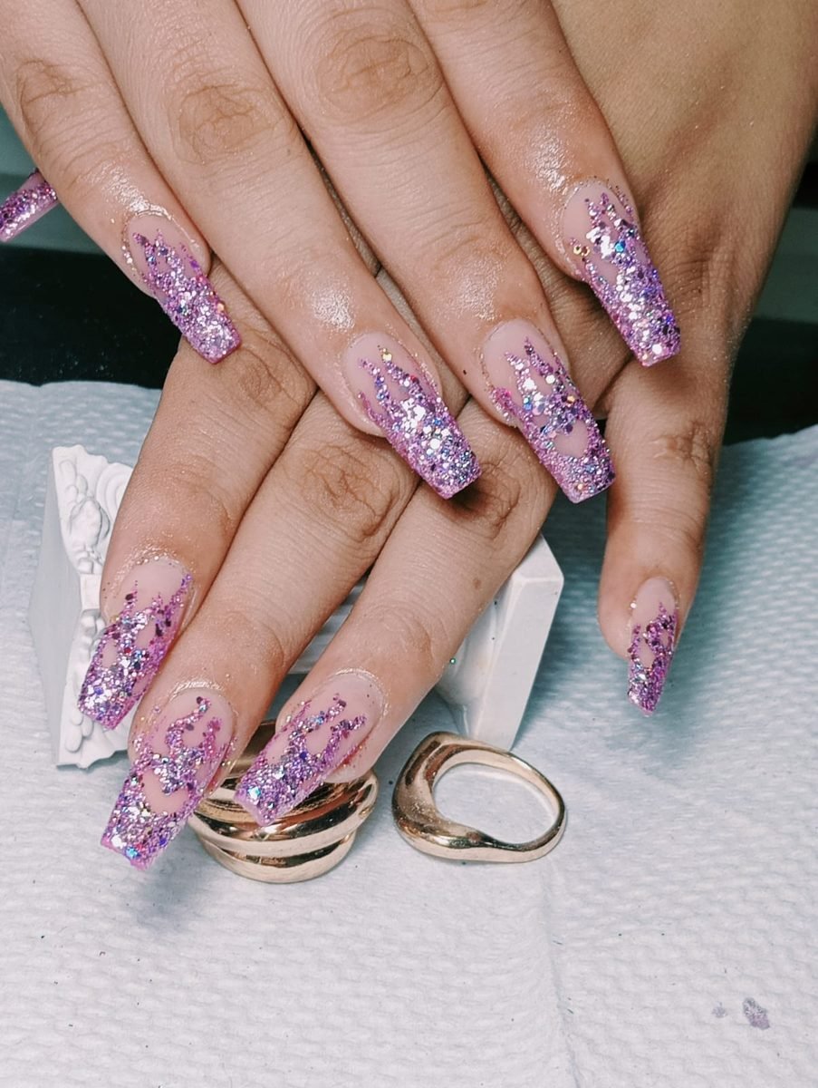 Uñas rosas con glitter - diseño femenino