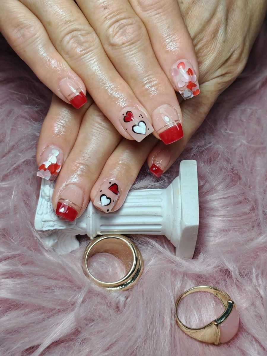 Uñas con french rojo y corazones - diseño San Valentín
